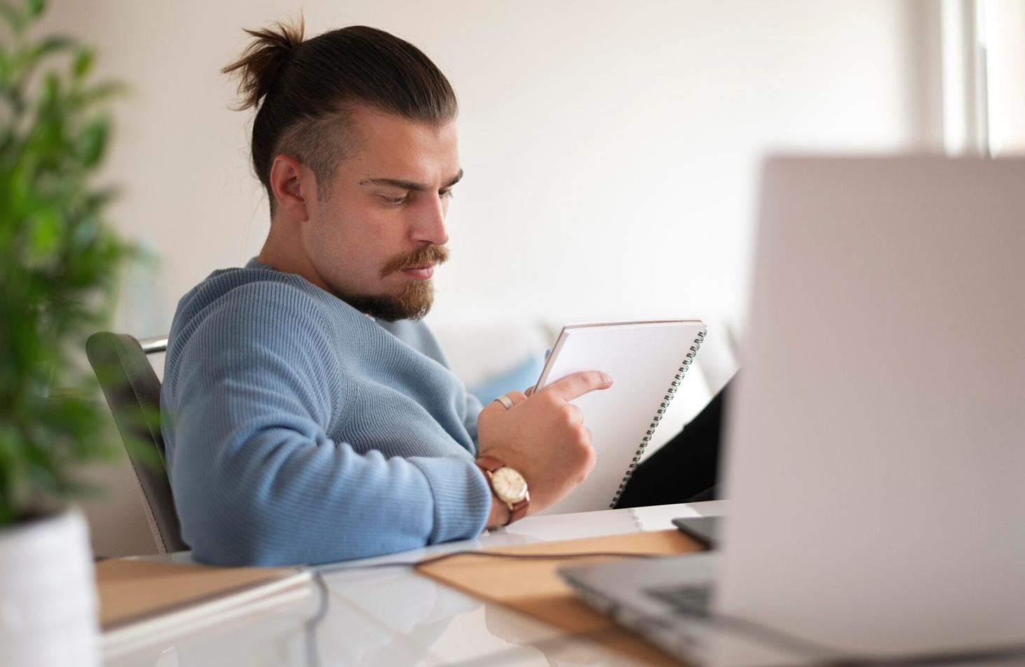 Graphiques et données financières sur écran d'ordinateur illustrant l'évolution des habitudes budgétaires