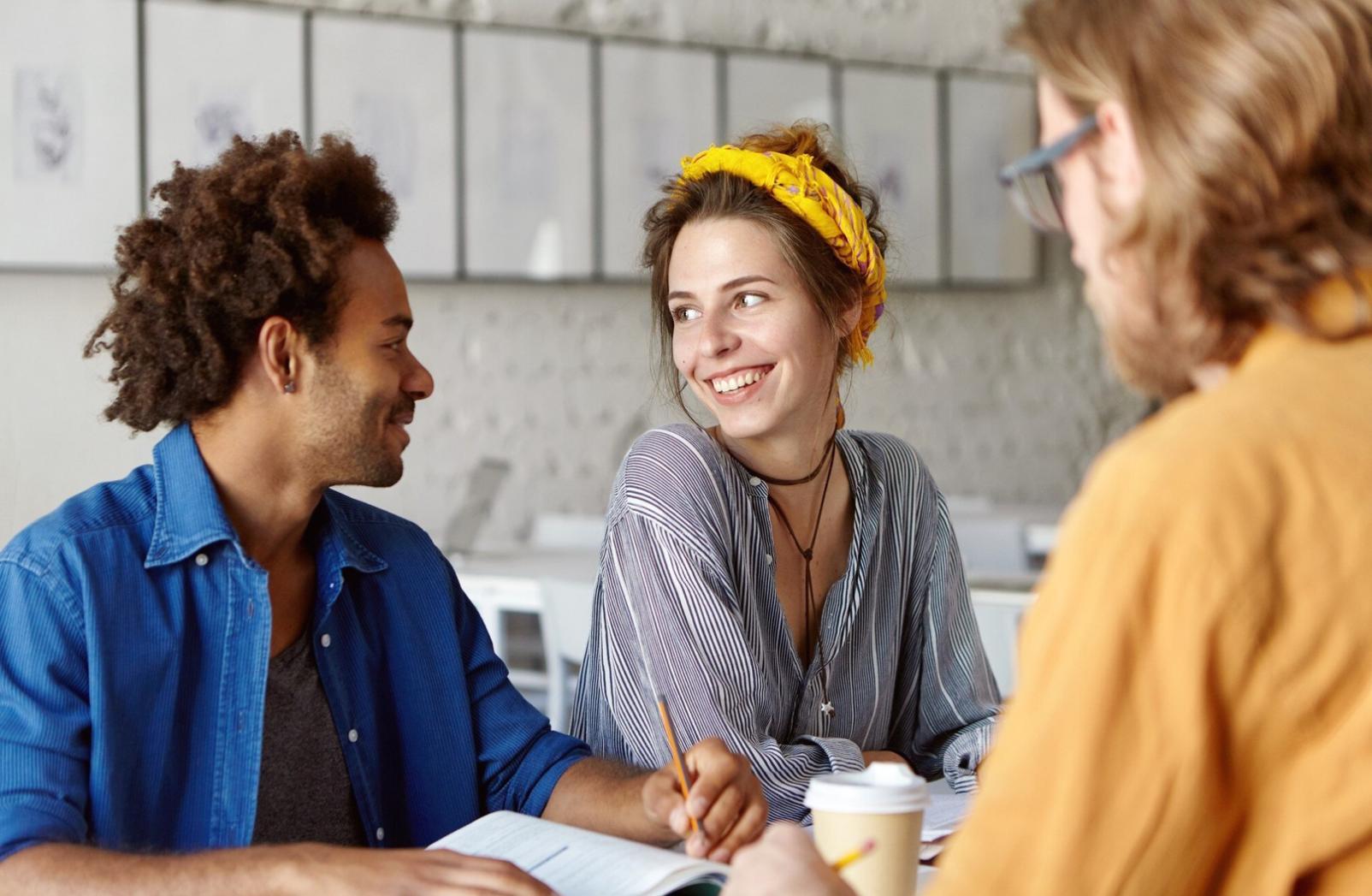 Analyse des finances personnelles avec documents et calculatrice