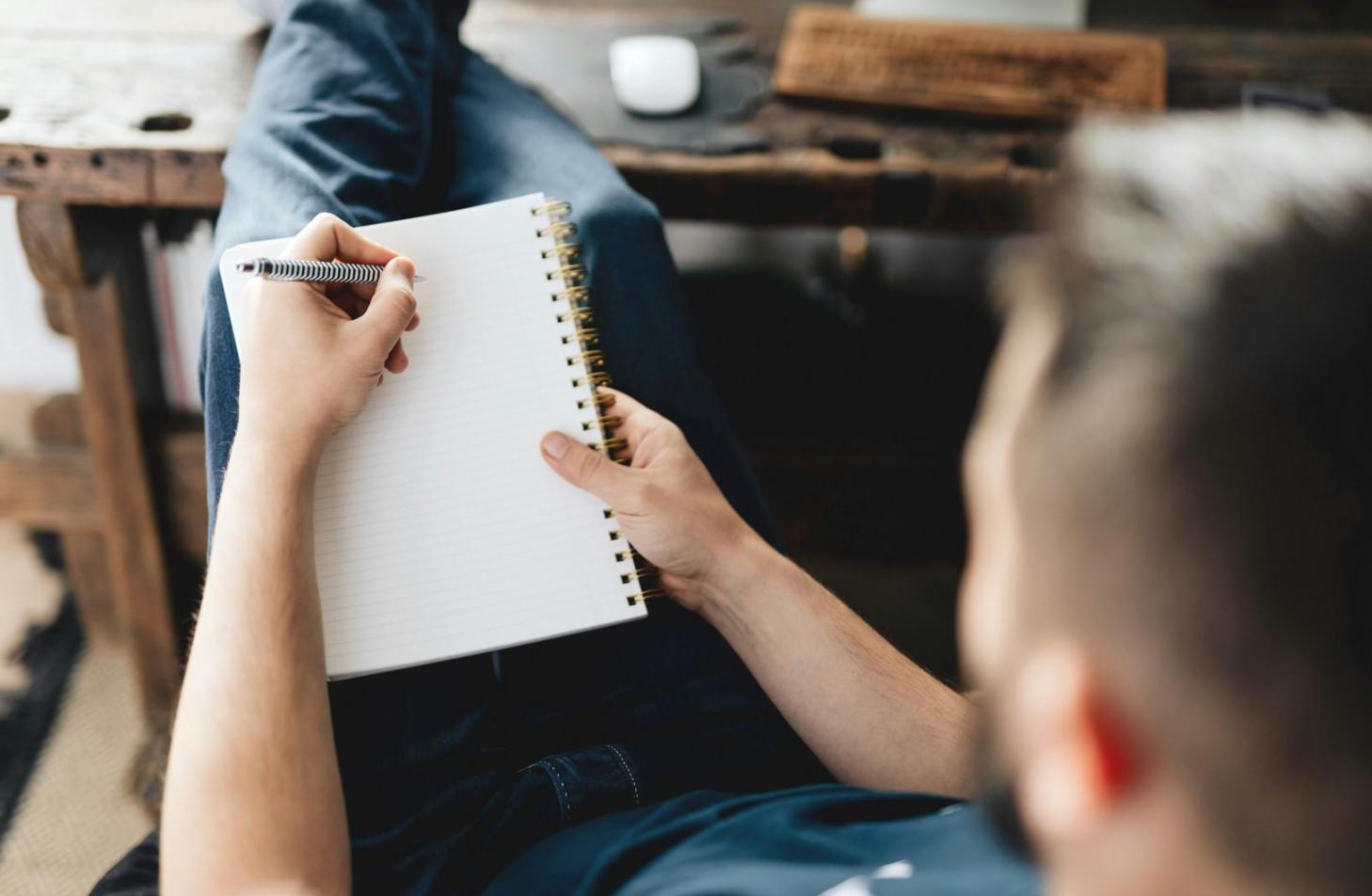 Session de formation en gestion financière avec participants engagés